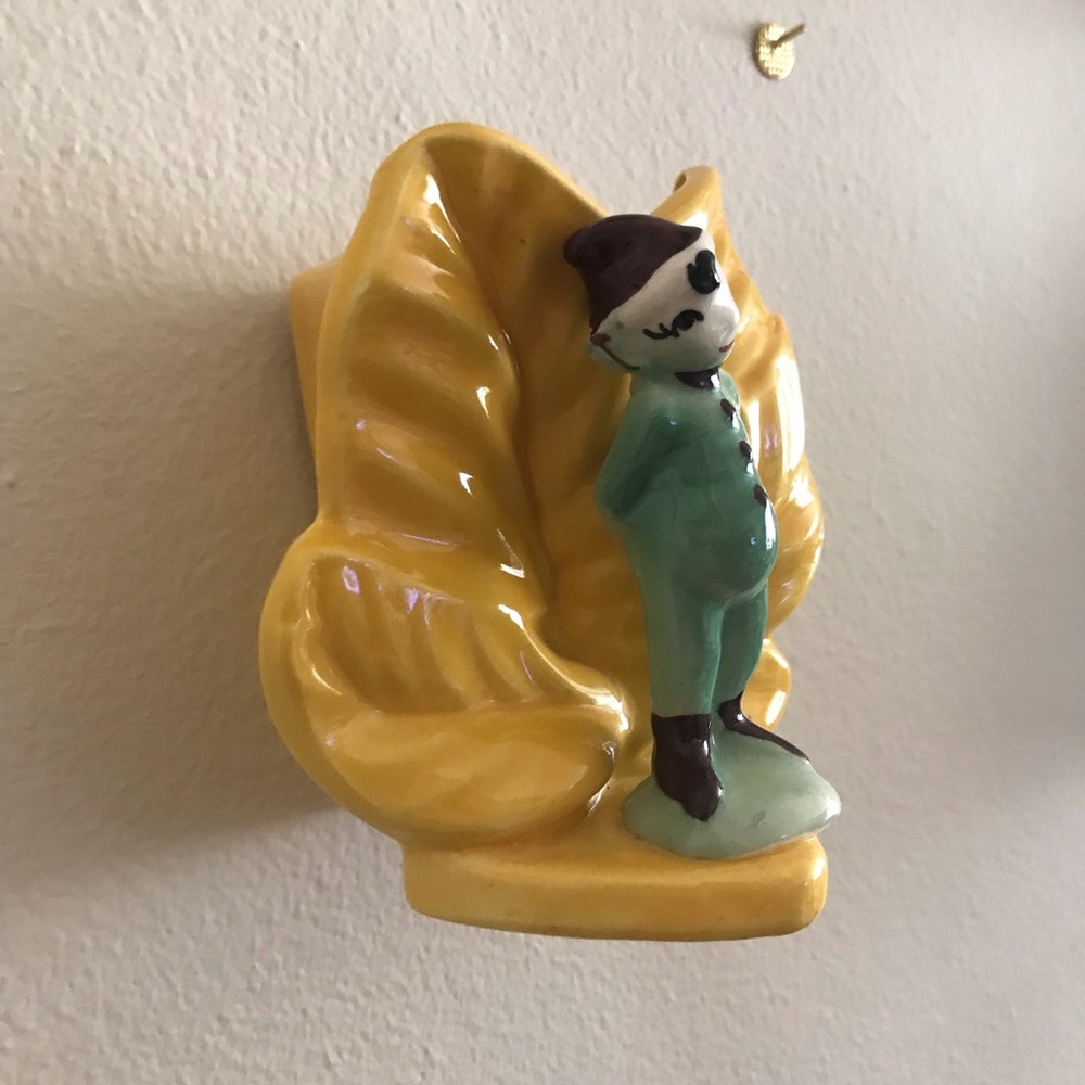 Vintage Pixie Elf ceramic wall pocket vase with hanging slot - Picture 3 of 8